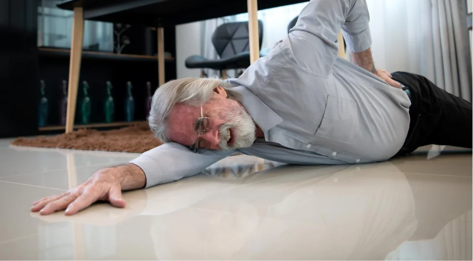 qué hacer después de una caída en adultos mayores Emermédica medicina domiciliaria Colombia