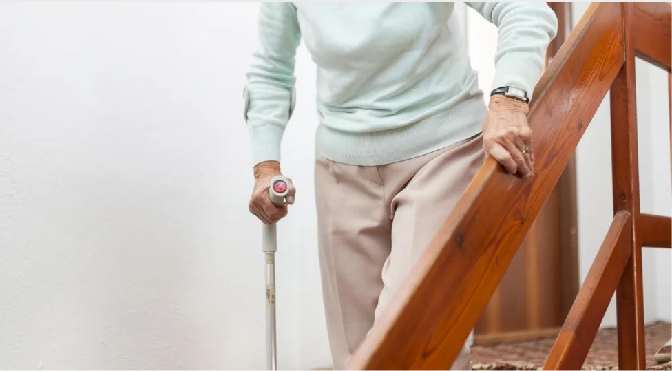 Prevención de caídas en adultos mayores: medidas clave en el hogar