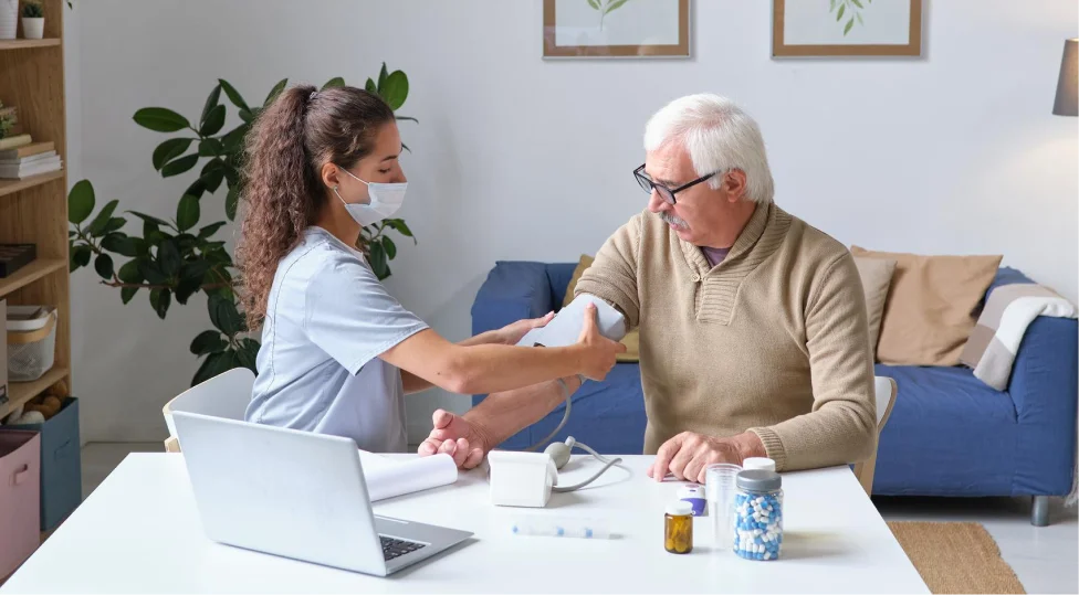 atención médica en casa para un adulto mayor